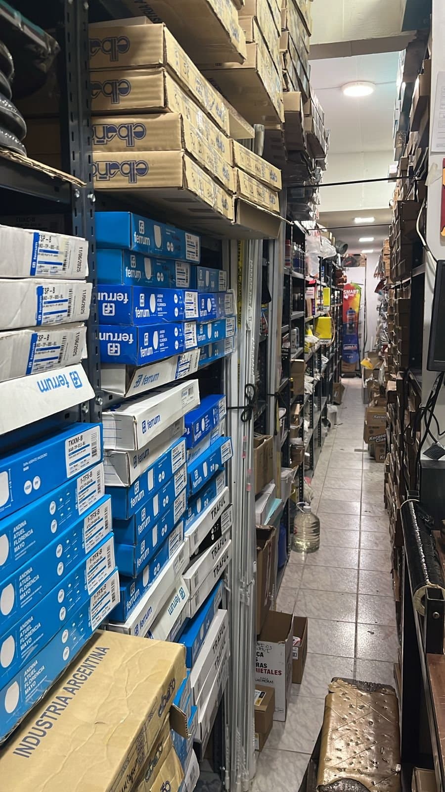 Estanterías del depósito con gran stock