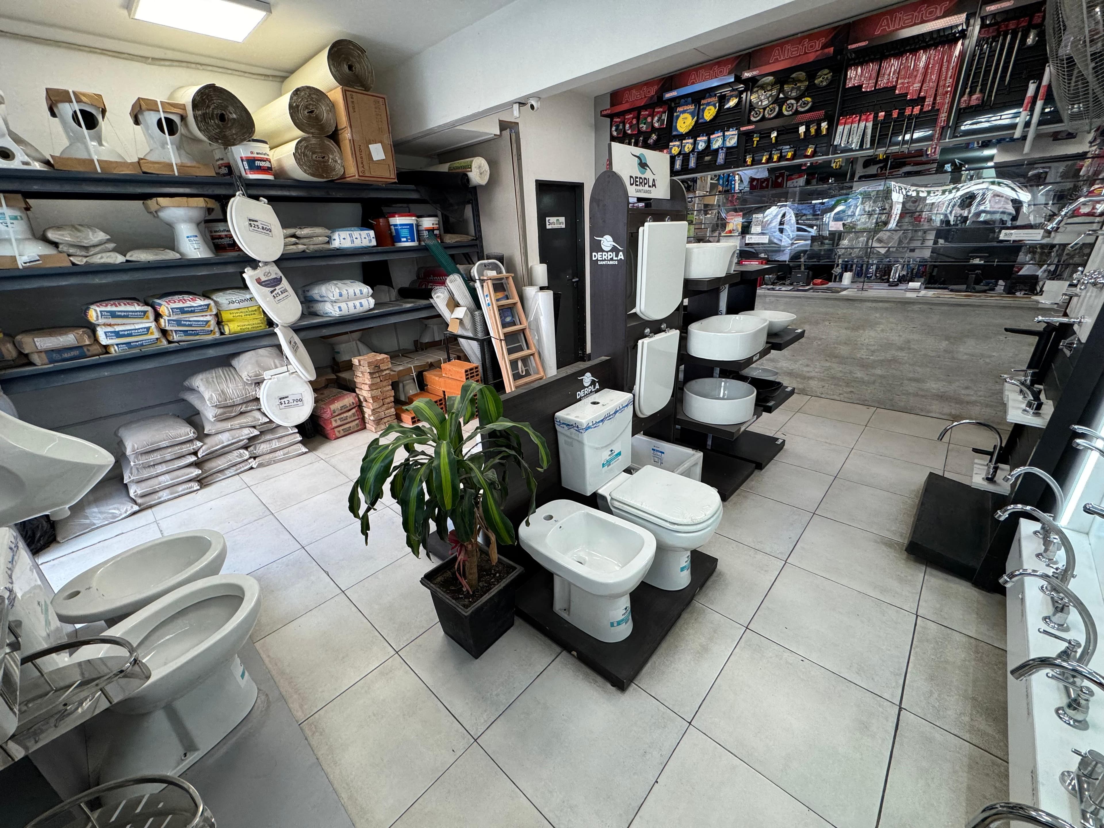 Interior del local con sanitarios, herramientas y gran variedad de productos