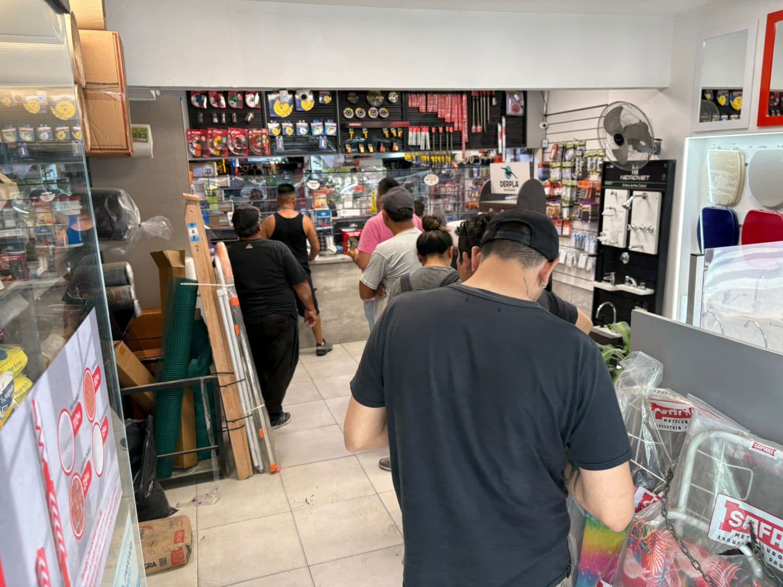Clientes y equipo dentro de Ferretería Santa María